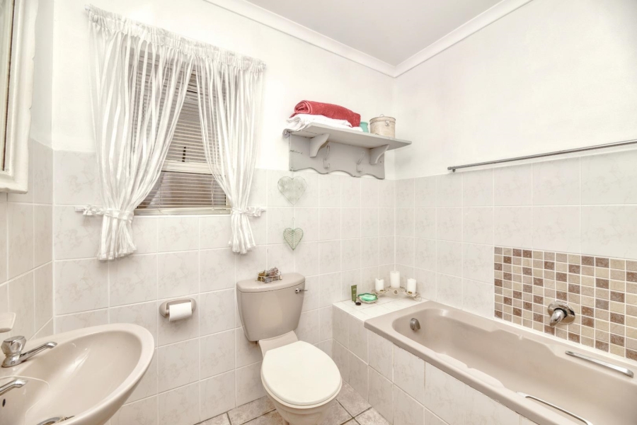 3 Bedroom Property for Sale in De Kelders Western Cape